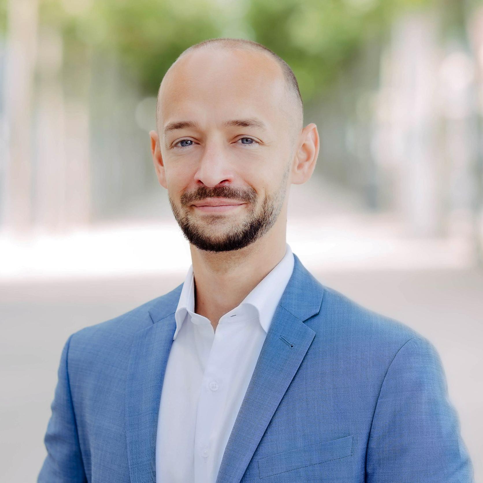 Lucas Robke headshot